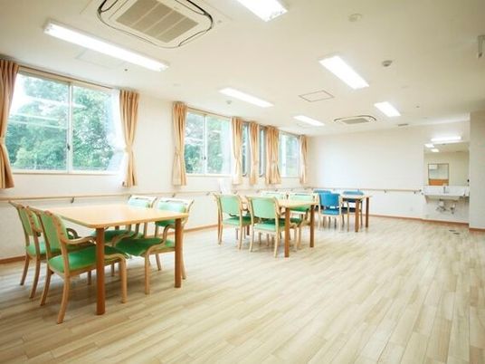 明るい清潔な食堂