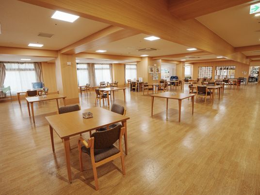 清潔感あふれる食堂風景