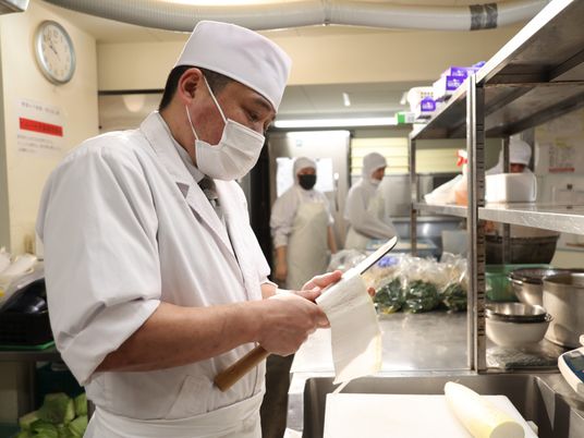料理スタッフの働く様子