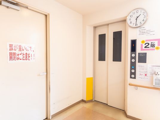 廊下のエレベーター付近