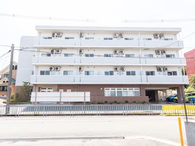 白と茶色の外壁の建物