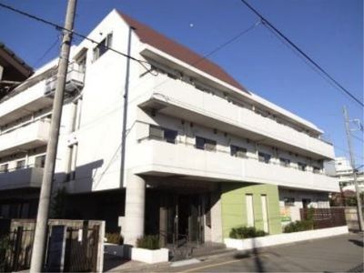 白い壁の建物エントランス