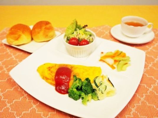 カラフルな料理の食事風景