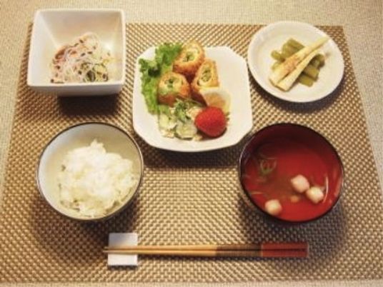 和食の並んだ食事風景