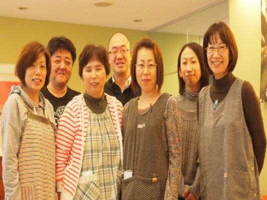 笑顔のスタッフ集合写真