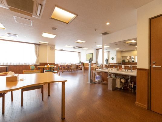 明るいシニア向け施設ダイニング