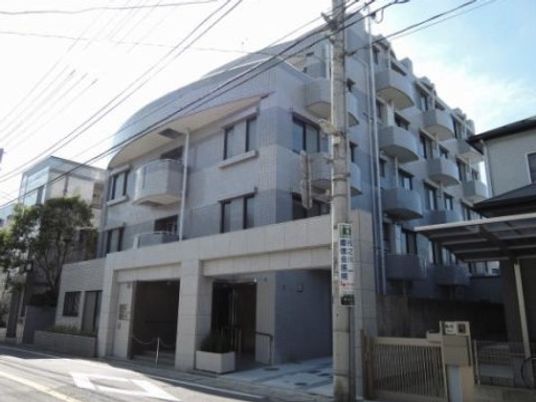 モダンな外観の建物