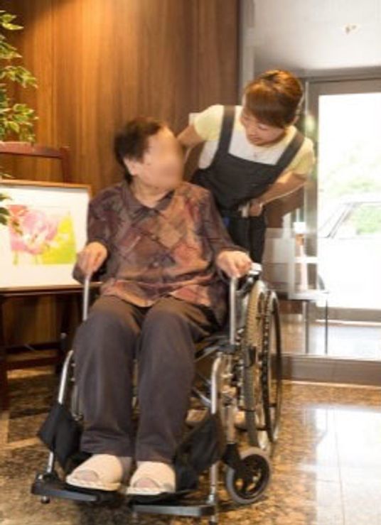 介護職員と利用者エントランス