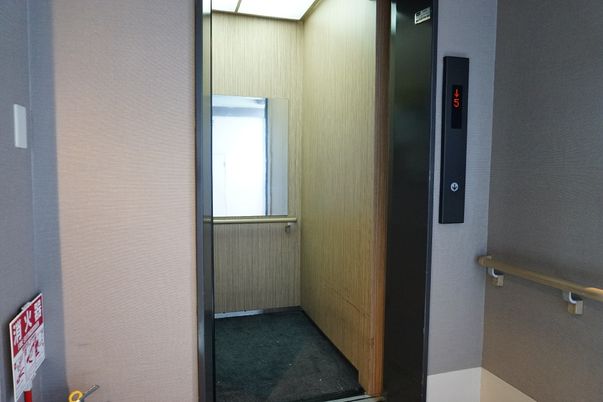 手すり付きエレベーター