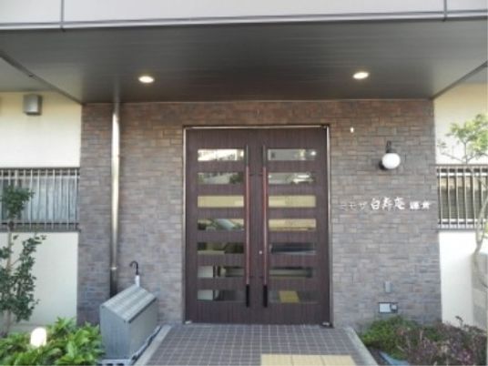 温かみのある清潔なエントランス