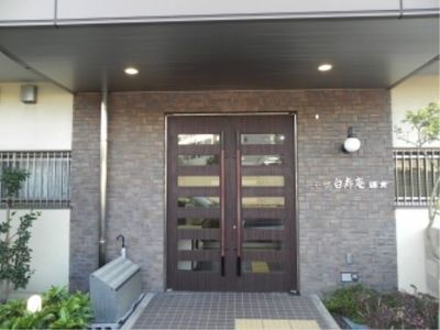 温かみのある清潔なエントランス