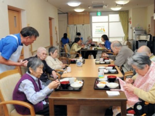 スタッフがサポート食堂