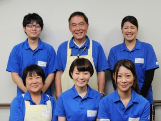 元気な介護スタッフ集合写真