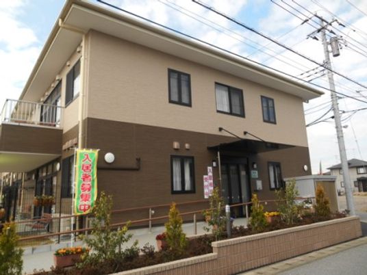 茶色い建物のエントランス