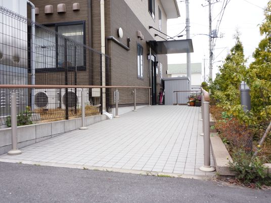 玄関前の広々とした通路