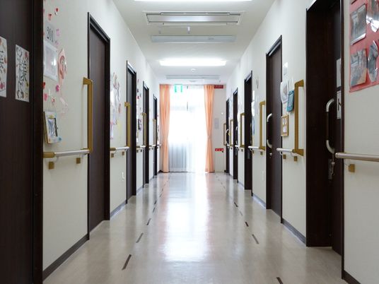 明るく清潔な廊下