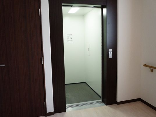 明るく清潔なエレベーター