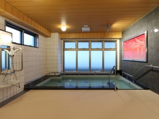 広々とした明るい浴室