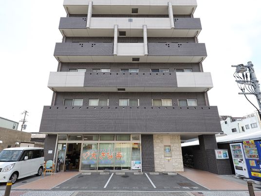 多階層建物のエントランス