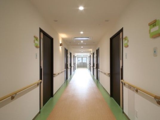 清潔な施設の廊下