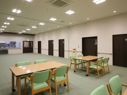 広々とした明るい食堂