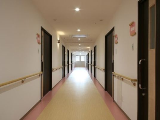 廊下の明るい通路