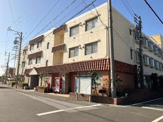 街中に立地する施設の外観