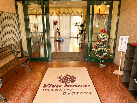 明るいエントランスの風景
