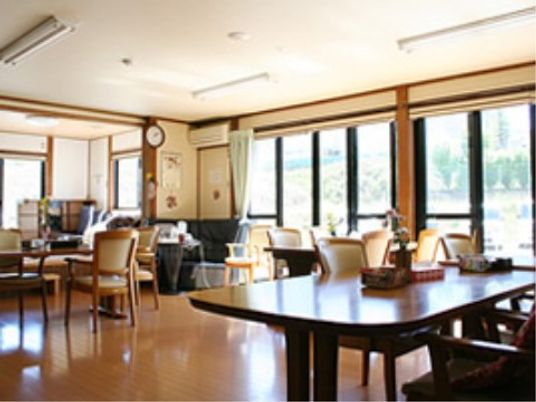 日差し入る広々ダイニング