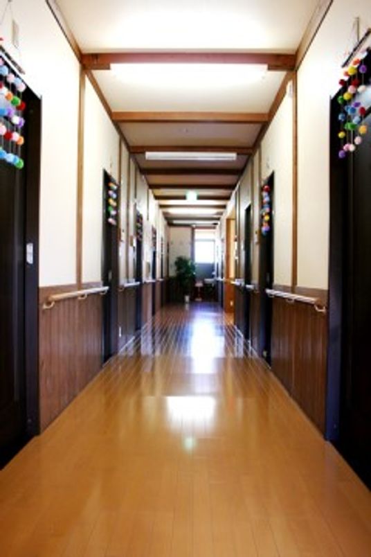 清潔感ある廊下の風景