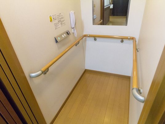 廊下の手すりと鏡