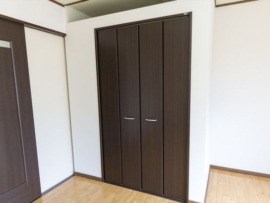 茶色の洋室クローゼット