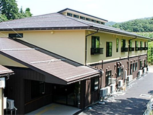 緑に囲まれた建物外観