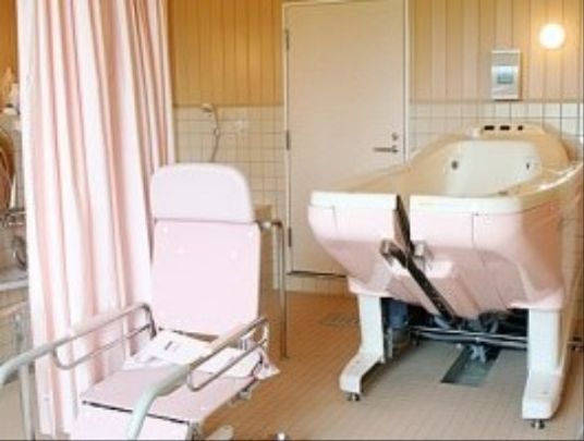バリアフリー設計の浴室