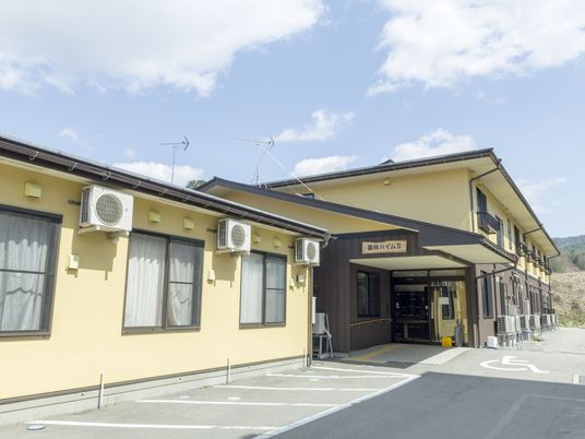 黄色い壁の建物エントランス