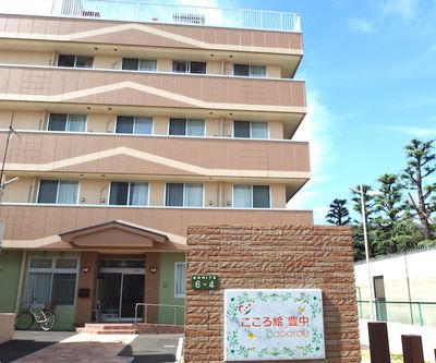 明るい外観の建物入口
