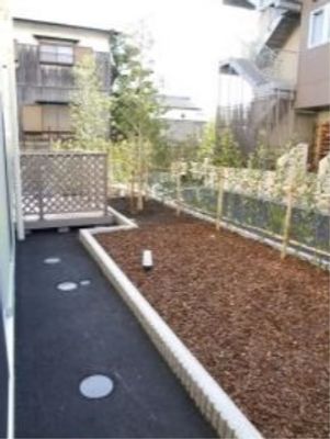 緑豊かな中庭の一角