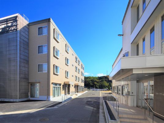 施設の明るい外観