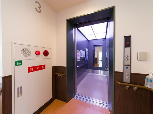 手すり付きのエレベーター入口