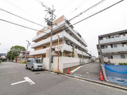新しい建物の外観