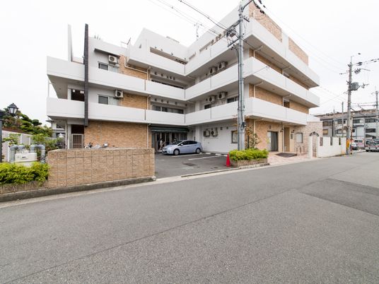 多階層の建物外観