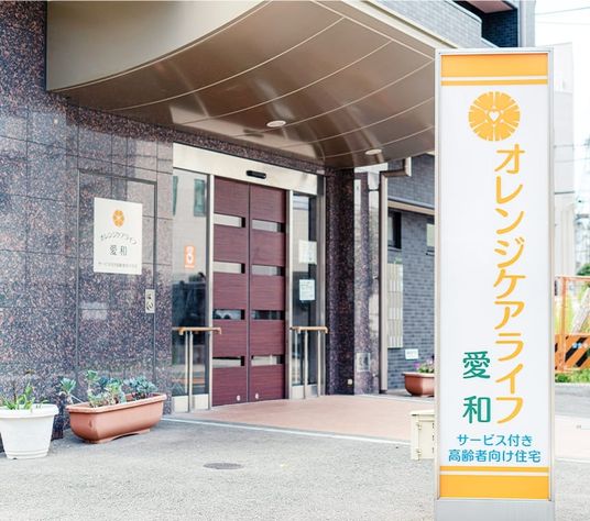 落ち着いた色のエントランス