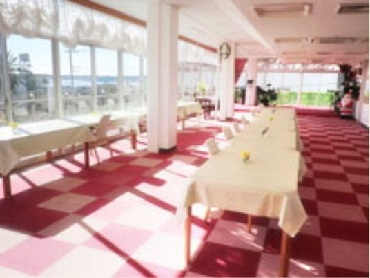 日差し彩る明るい食堂