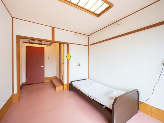 居室のシンプルな寝室