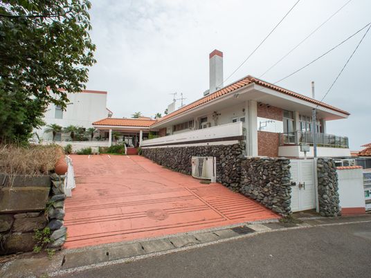 赤いスロープのある建物