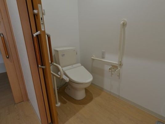 手すり付きの快適トイレ
