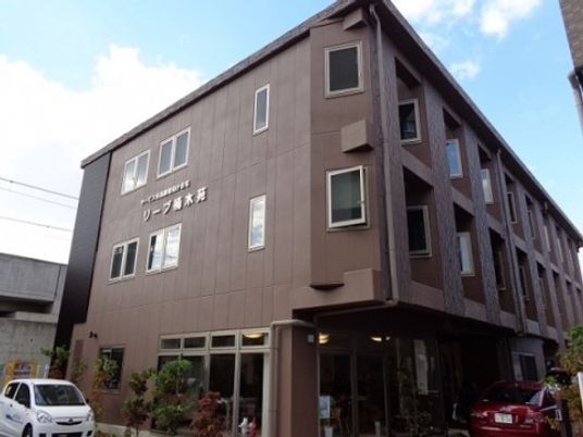 茶色い建物の外観