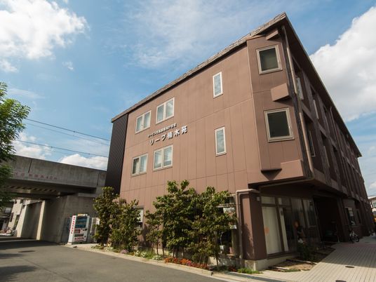 茶色の建物外観