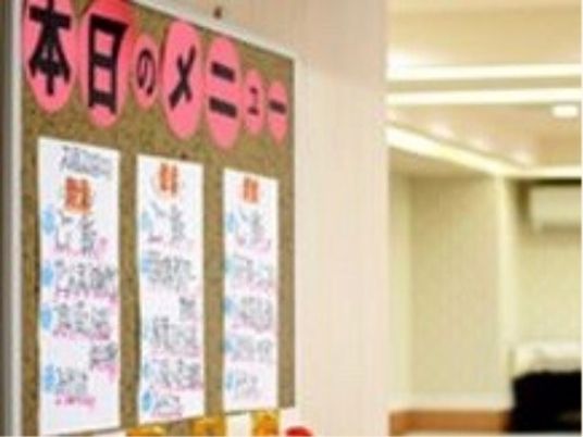 掲示物と廊下の様子