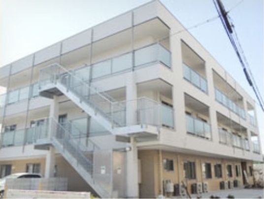 モダンな三階建て建物
